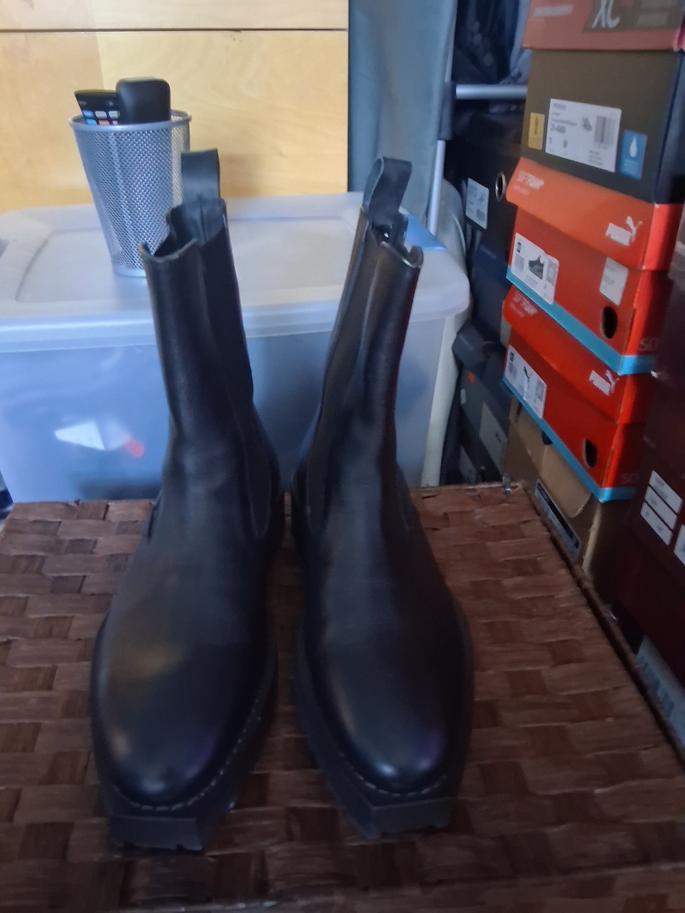 Italian Shoemakers Black Leather Chukka Chelsea Boots